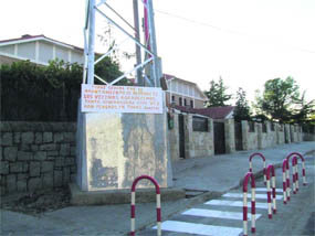 La torre de electricidad instalada en una calle de Los Negrales