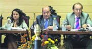 El alcalde, Antonio Vicente, flanqueado por los ediles de Hacienda y Urbanismo  (Foto: ARCHIVO)