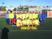 Granini (izquierda) y su equipo, con la copa de campeón de 1ª (Foto: A. L.)