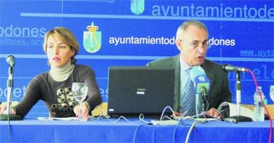 A la izquierda, el alcalde y la edil de Hacienda, Silvia González; y a la derecha, Miguel A. Mur (Actúa), Gonzalo Santamaría (VxT) y Juan I. Bidart (PSOE)  (Foto: E. P.)