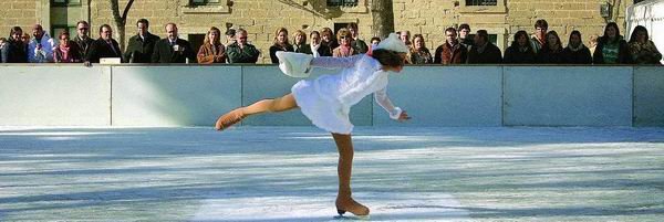 Una niña patina en la pista de hielo que se ha instalado frente 
al Monasterio