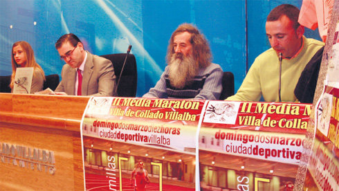El alcalde, José Pablo González, con Antonio Ledesma ‘El Tragamillas’ y Javier Martín, del Mesón Castillo, en la presentación   (Foto: R. M. PEÑA)