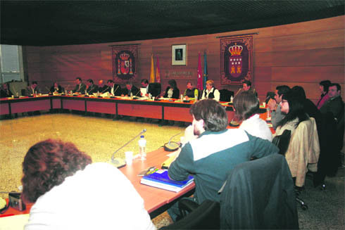 Imagen del pleno del pasado martes, donde se aprobaron los presupuestos de 2008 / (Foto: R.M.Peña)