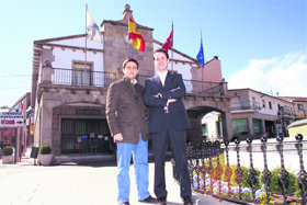 Daniel Pérez y Carlos Gómez, ante el Ayuntamiento  (Foto: R. M. PEÑA)