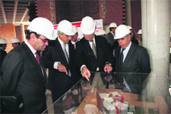 Responsables municipales y autonómicos observan la maqueta de la futura sede de la Policía Local (Foto: R. M. PEÑA)