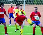 Jorge trata de controlar un balón ante la defensa del Coslada, con Toñín detrás observando la jugada 