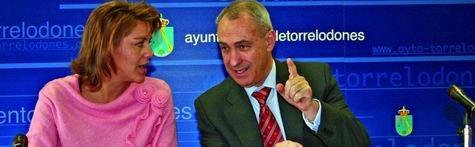 La consejera de Transportes y el alcalde, durante la firma del acuerdo