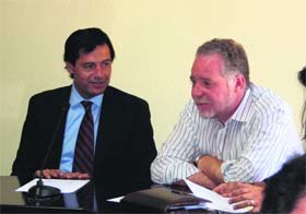 José Ignacio Fernández Rubio, hablando con Miguel Rodríguez Bonilla en el transcurso del pleno celebrado el lunes  (Foto:  E. P.)
