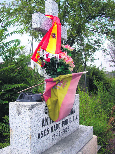 Revuelo en torno al monumento a Antonio Molina, asesinado por ETA