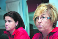 La alcaldesa, Carmen María Pérez del Molino, junto a la nueva edil de Servicios Sociales, Aurea Escudero  (Foto: RICARDO M. PEÑA)