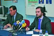 El alcalde (izda.), junto al viceconsejero de Inmigración 