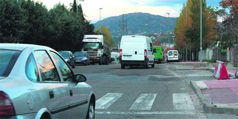 El firme se hunde y del bache se pasa al socavón  (Foto: A. O.)