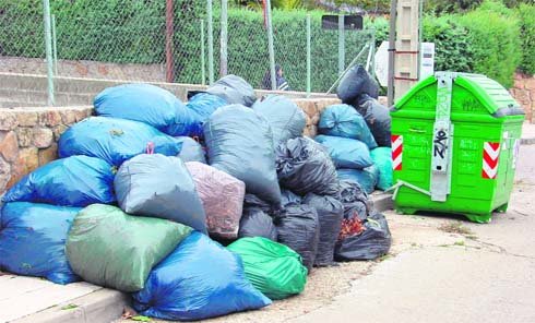 Imagen de varias bolsas de podas en la calle de una urbanización de Galapagar  (Foto: CEDIDA)