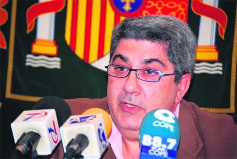 El portavoz del grupo municipal del PP, Pedro Hernández, en rueda de prensa  (Foto: E. P.)