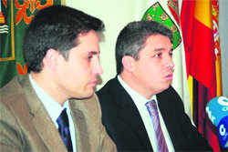 El alcalde, Daniel Pérez, junto al concejal de Hacienda, Fernando Arias  (Foto:  E. P.)