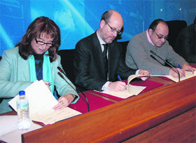 El lunes se firmaron los tres convenios  (Foto: Ayto. collado villalba)