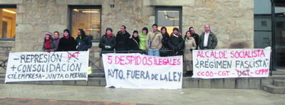Protesta de algunos empleados que apoyaron a sus compañeros despedidos. (Foto: cedida)