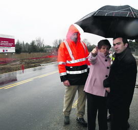 La alcaldesa y el director general de Carreteras, en la mañana de ayer. (Foto: C. MADRID)