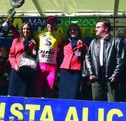 José Antonio Carrasco, en el centro, vestido con el jersey amarillo de lider de la Vuelta a Alicante