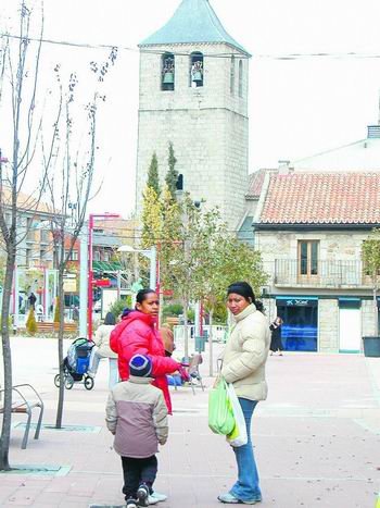 Dos mujeres inmigrantes y un niño, en Galapagar / ARCHIVO
