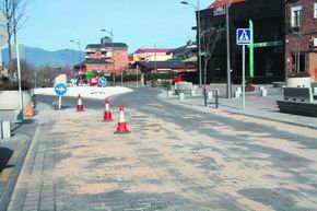 Los adoquines de la calle Batalla de Bailén de Villalba no han durado ni un año