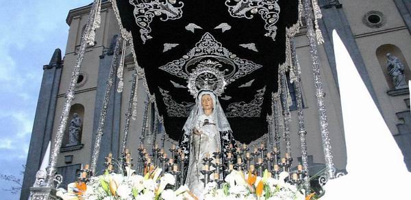 EL VIERNES SANTO TIENE LUGAR LA PROCESIÓN DEL SANTO ENTIERRO, con la participación de todas las cofradías de la localidad