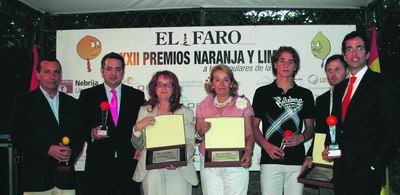 José Luis Cercas, Fernando González, Teresa González, Carmen Rodríguez, ‘Mendi’, Alberto Elvira y Pablo Larrea, tras recoger sus premios / A. ORTEGA