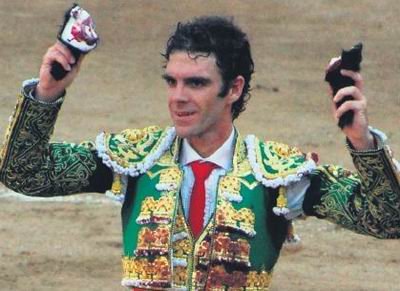 José Tomás, con las dos orejas del cuarto toro / Álvaro blanco