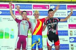 Carlos Verona (derecha), en el podio del Nacional junto a Carazo y Ramírez / F.E.C.