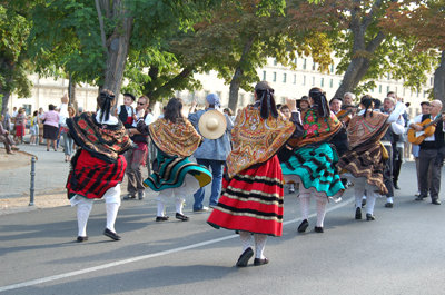 El cortejo serrano baja hasta la Herrería bailando  