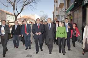 El alcalde y el ministro (en el centro), en la calle Real (Foto: O.M.)