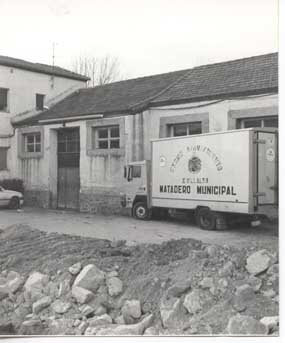 El viejo matadero municipal.-Aunque algunos lo ignoren, Collado Villalba también tuvo su propio  matadero municipal que fue clausurado a finales de los años 80. Estas instalaciones se encontraban ubicadas en la zona de Los Valles, concretamente frente al actual Carrefour,  y en él se sacrificaban diariamente numerosas reses destinadas al consumo de los villalbinos. En la fotografía, un camión destinado al reparto.