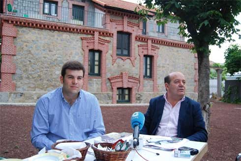 El alcalde, Antonio Vicente, y el edil de Festejos, Ignacio Parra, junto al Edificio Castilla