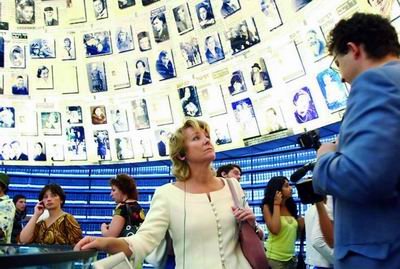 La presidenta regional, durante su visita a Yad Vashem, el museo que recuerda a las víctimas del Holocausto  (Foto: C. DE MADRID)
