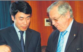 Una delegación china visita el Ayuntamiento de San Lorenzo