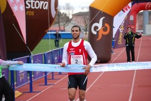 Youness Ait Hadi, atravesando la meta de la 'Tragamillas' (Foto: Enrique Peñas)