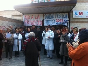 Concentración a las puertas del Centro de Salud Los Madroños, en Collado Villalba (Foto: E. P.)