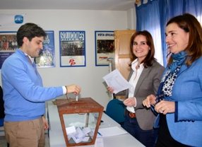 El alcalde y presidente del PP local, votando