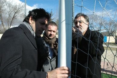 El alcalde, Agustín Juárez, con el ex futbolista Pedja Mijatovic y el medallista olímpico Herminio Menéndez