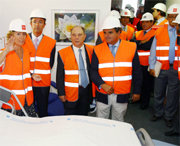 Esperanza Aguirre y Manuel Lamela (a la izquierda), durante una visita hace unas semanas al hospital Puerta de Hierro de Majadahonda; (Foto: ARCHIVO)