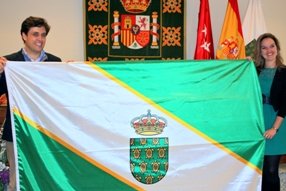 El alcalde, Daniel Pérez, y la edil de Cultura, Carla Greciano, presentan el diseño de la bandera