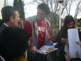 El madridista Pepe visita APASCOVI y reparte comida entre familias desfavorecidas