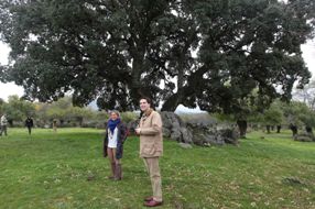 El consejero Borja Sarasola, con la alcaldesa collaína, María Rubio, ante el alcornoque de la Dehesa de la Jara (Foto: C. M.)