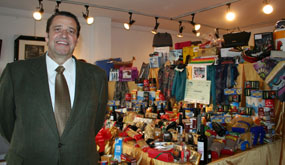 José Ramón Raigosa posa junto a la macro cesta