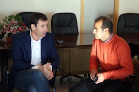 Tomás Gómez, con el alcalde de El Boalo, Javier de los Nietos