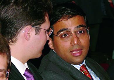 Anand, a la derecha, con el húngaro Peter Leko  (Foto: ARCHIVO)
