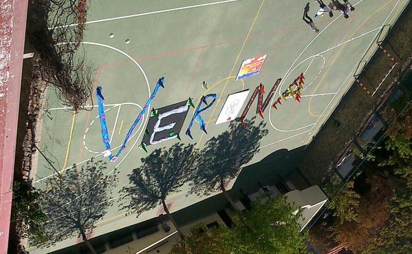 Muestras de apoyo en el patio de La Inmaculada Concepción, colegio donde estudió el ciclista gurriato