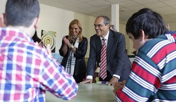 El consejero de Educación visita el colegio de Educación Especial Peñalara