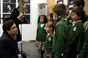 El alcalde conversa con alumnos del colegio Jacinto Benavente que acudieron a la exposición 