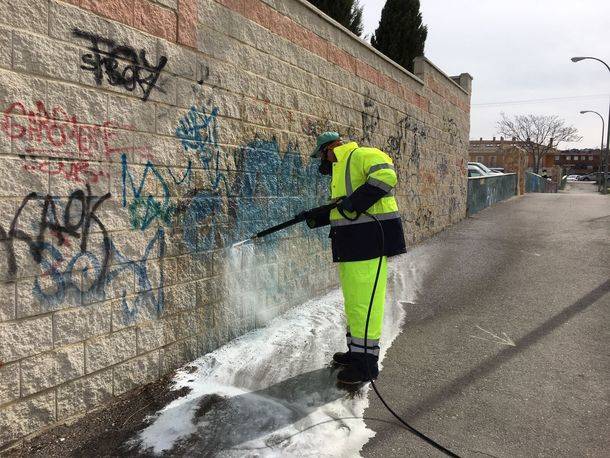 Collado Villalba invierte 150.000 euros anuales en la limpieza de graffitis